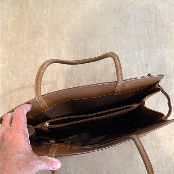 MaxMara Brown Tote with Minimalist Design and Metallic Accents - Picture 4 of 10